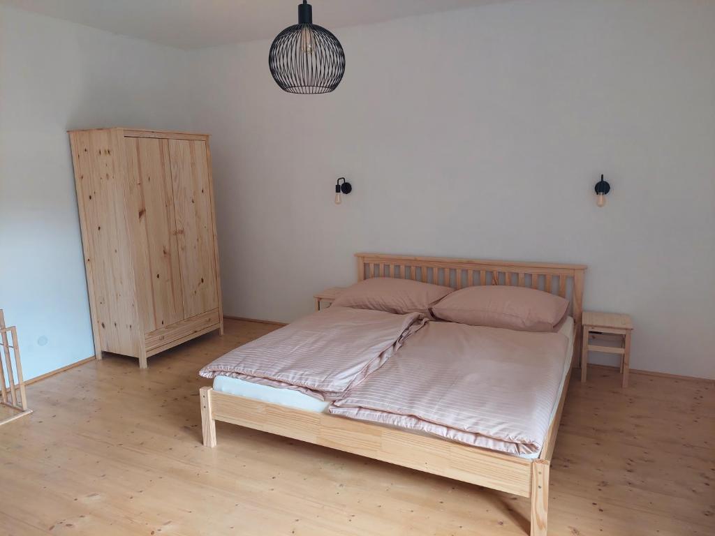 Letto o letti in una camera di Chalupa U Studánky