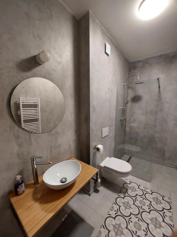 e bagno con lavandino, servizi igienici e doccia. di Chalupa U Studánky a Holany