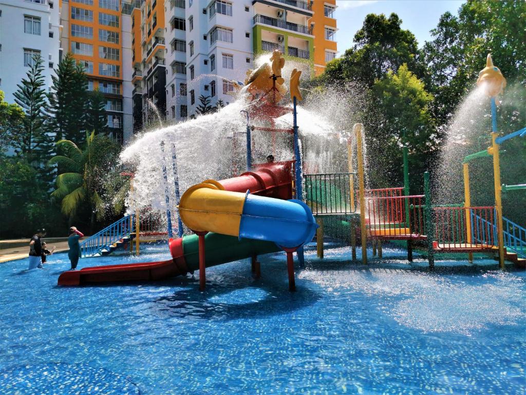 Bazén v ubytování Water Themepark Resort Melaka Free WiFi Suites nebo v jeho okolí