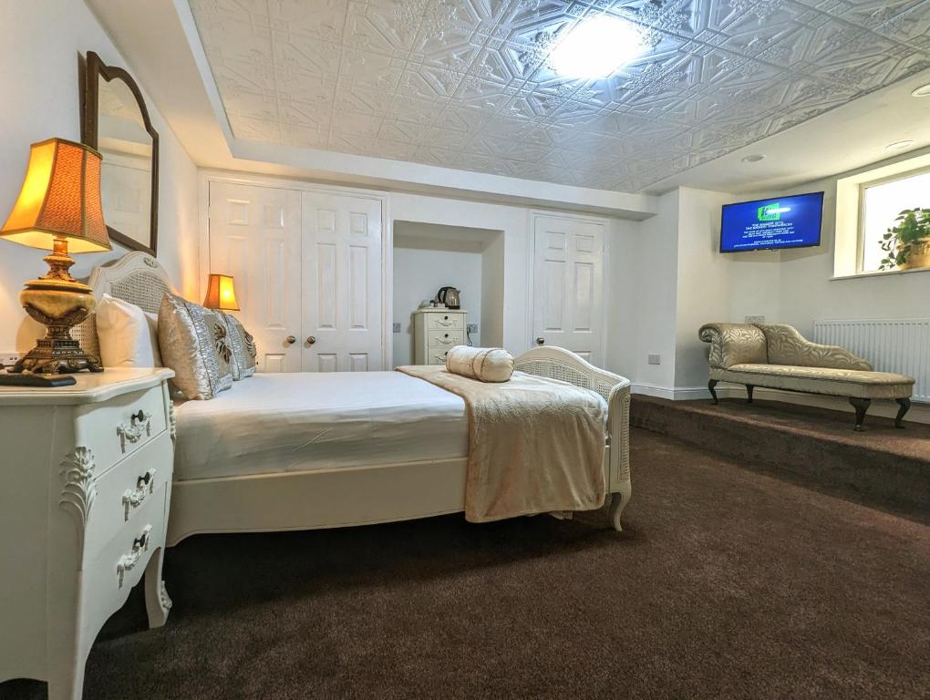 Brookside Hotel & Residents Bar , Cozy lounge areas & Terrace ,Suitable for Solo Travelers Couples Educational Groups Families & Contractors welcome - 地下階 ダブルルーム