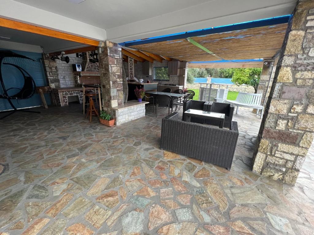 Fotografie z fotogalerie ubytování ΒΙΛΛΑ ΤΟ ΠΕΤΡΙΝΟ stone bild villa full equipment v destinaci Nafpaktos