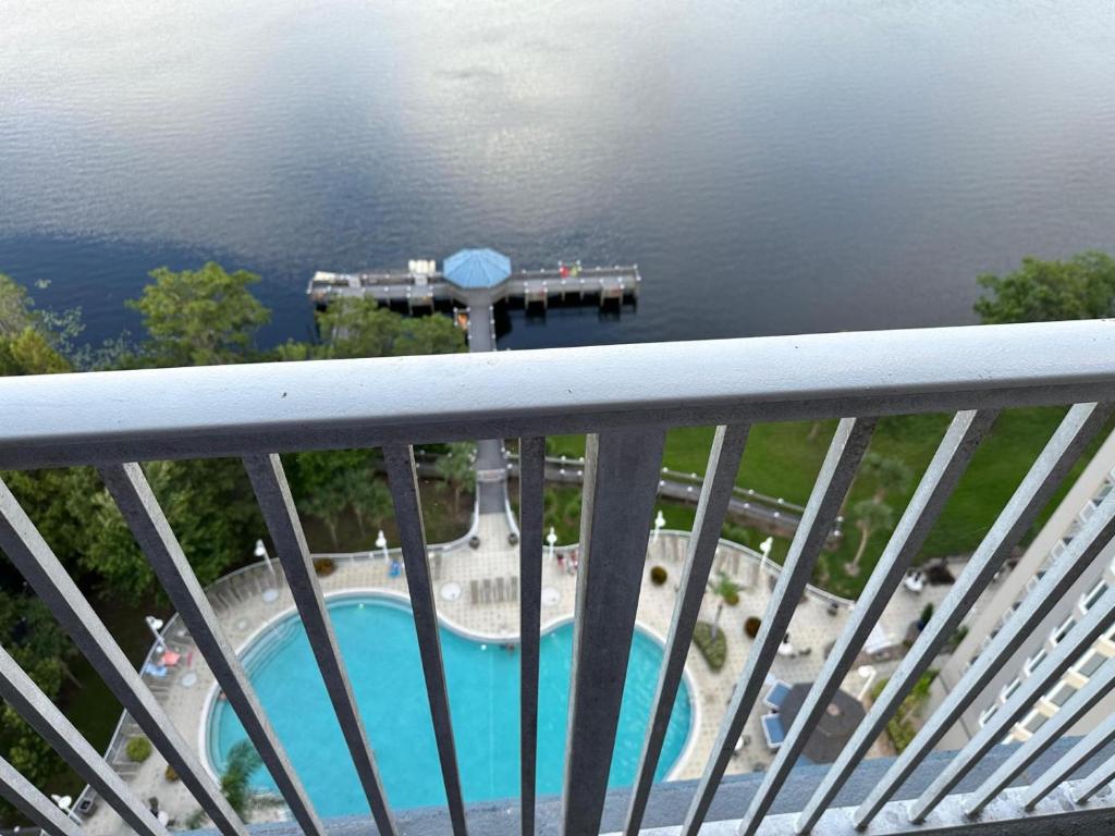 - une vue sur la piscine depuis le balcon du complexe dans l'établissement Penthouse Close to Disney area and Malls water view, à Orlando