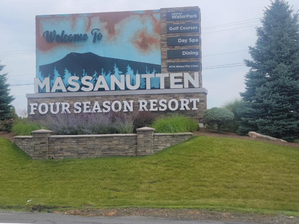 um sinal para o resort de 4 estações de Massachusetts em Woodstone at Massanutten em Massanutten