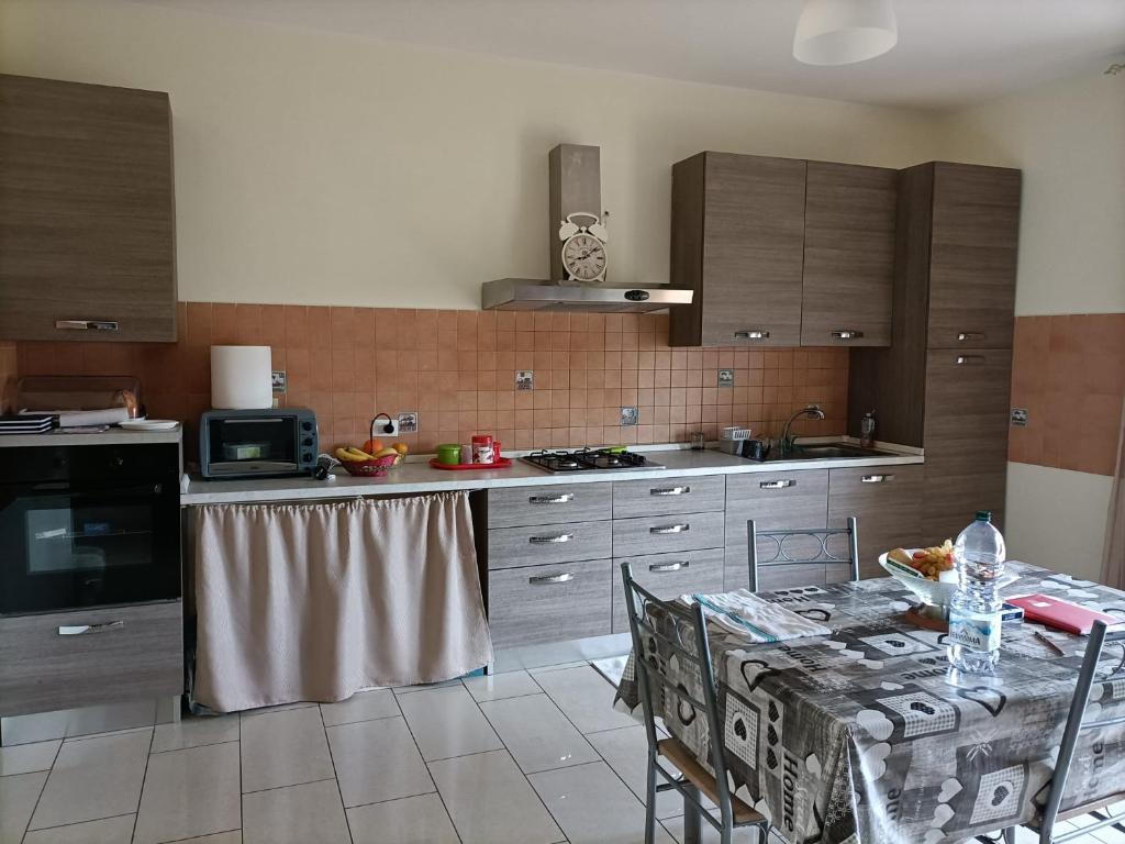 Kuchyň nebo kuchyňský kout v ubytování B&B Emmanuel