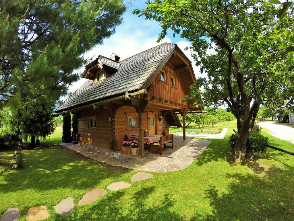 una cabaña de madera con techo de gambrel en Lodge Bled, en Bled