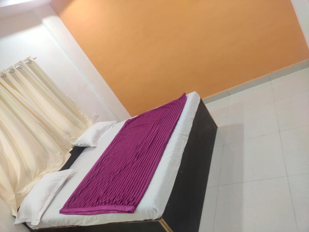 Postel nebo postele na pokoji v ubytování Hotel Sai Santosh