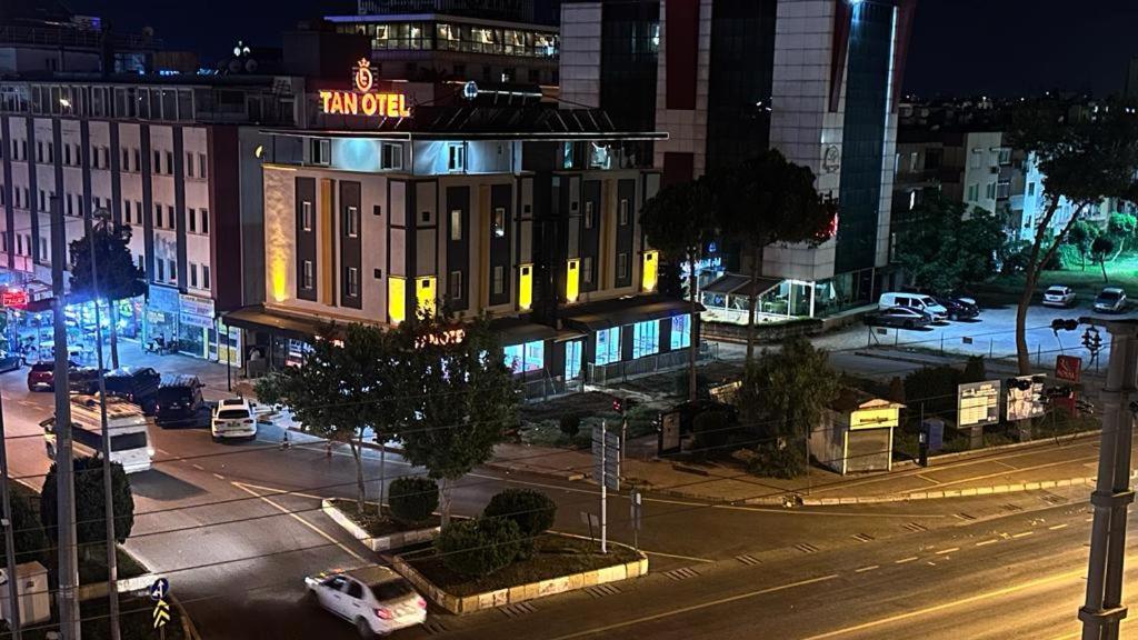 a city at night with a sign on a building w obiekcie TAN OTEL w mieście Mersin