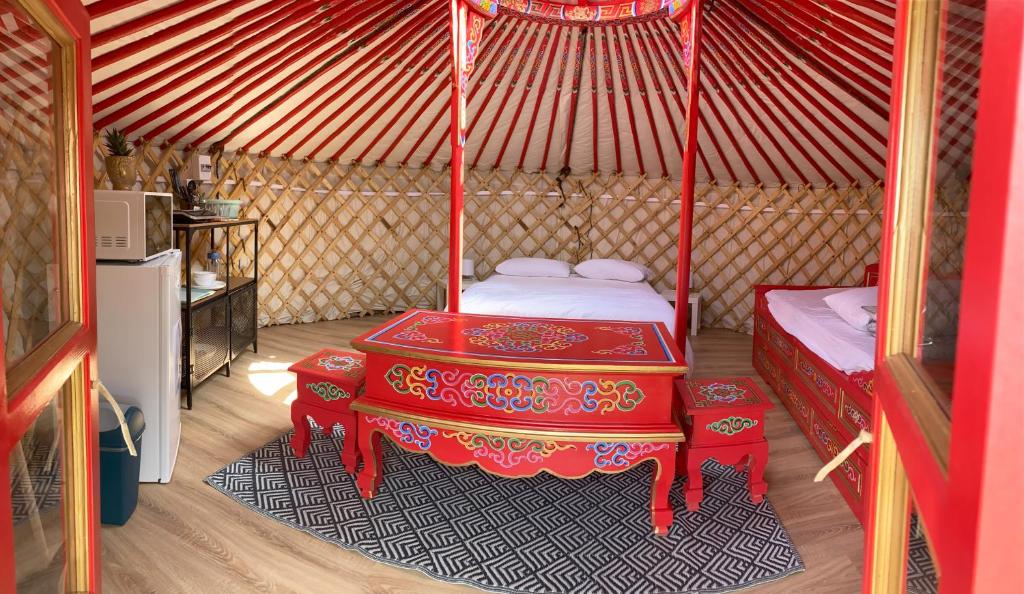 Una habitación con 2 camas en una yurta en Les insolites de la Baie, en Longroy