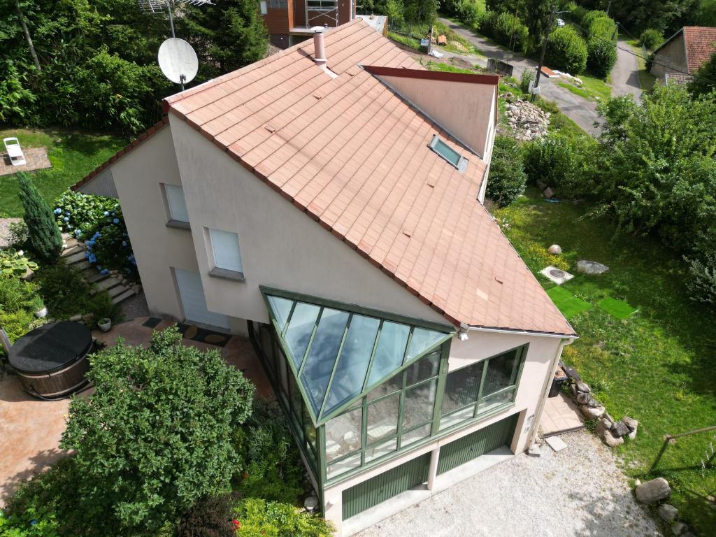 an overhead view of a house with a red roof at Villa pré d'Oro - 1000 étangs in Amage
