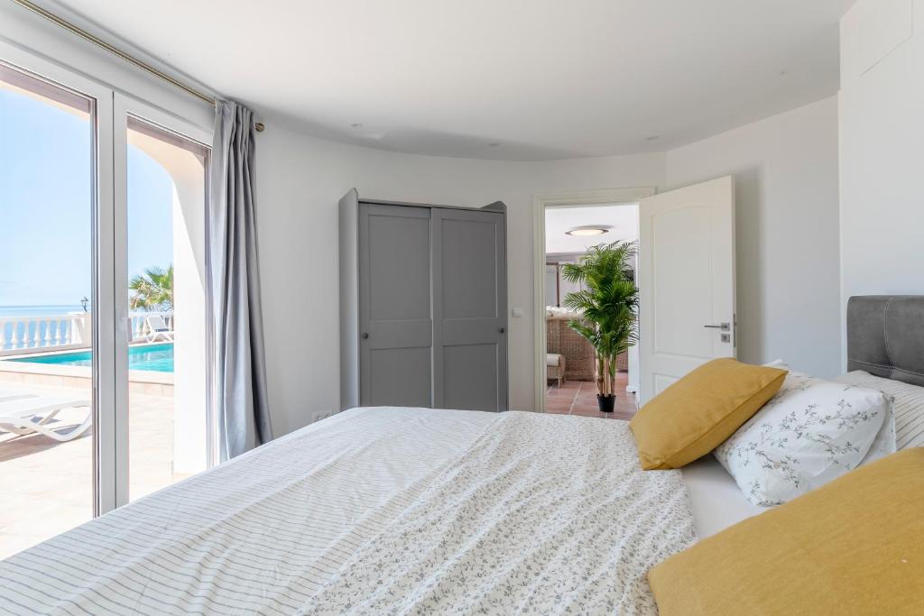 Postel nebo postele na pokoji v ubytování Villa Thorodin breathtaking 14P villa 1st line sea