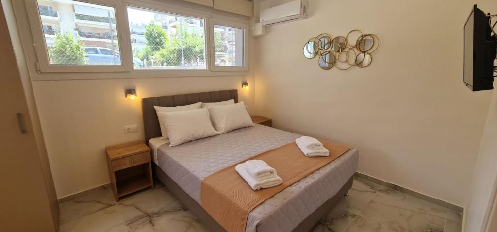 um pequeno quarto com uma cama com duas toalhas em Z BOUTIQUE STUDIOS em Perea