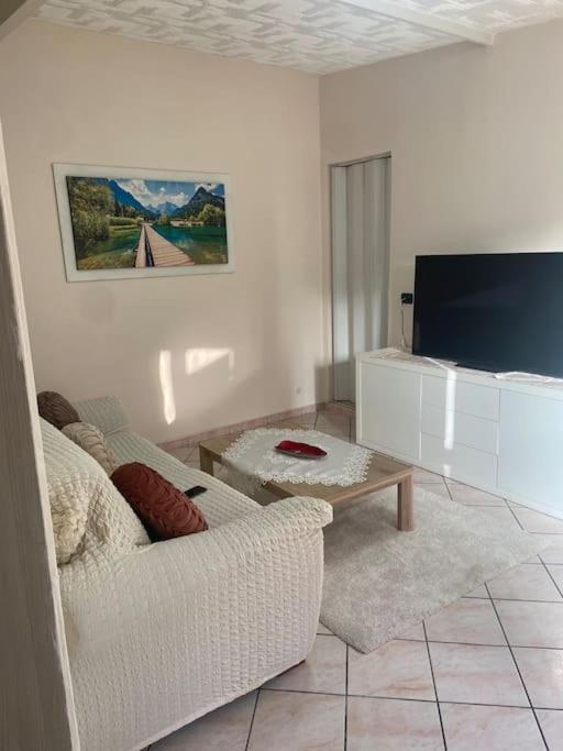sala de estar con sofá y TV en Casetta in villa indipendente en Angri