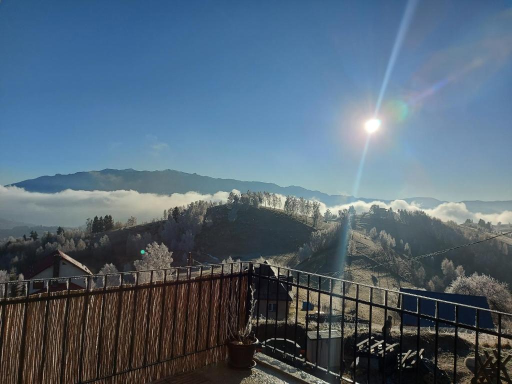 - une vue sur la montagne et le ciel ensoleillé dans l'établissement The Mountain View, à Peştera