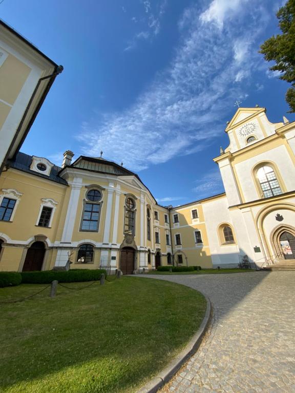 Budova, kde se prázdninový dům nachází