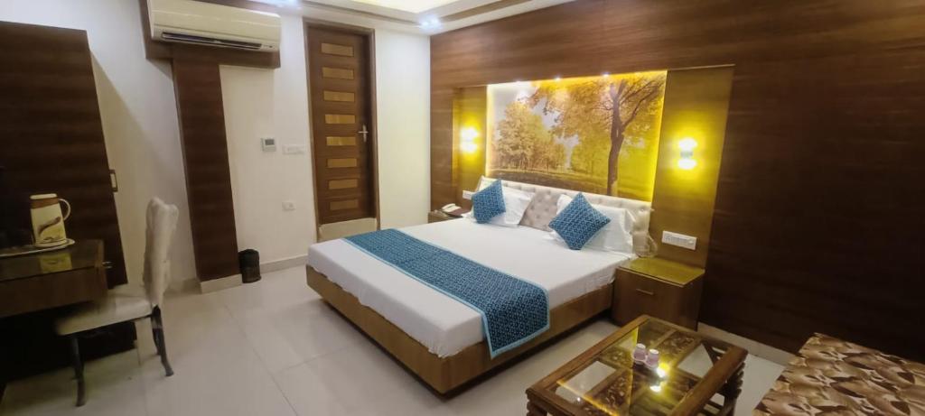 1 dormitorio con 1 cama grande en una habitación en Hotel Jigyasa By Mayda Hospitality Pvt. Ltd. en Agra