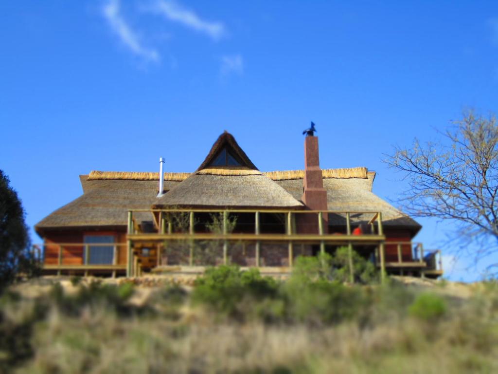 una casa grande sentada en la cima de una colina en Aloe Ridge en Swellendam