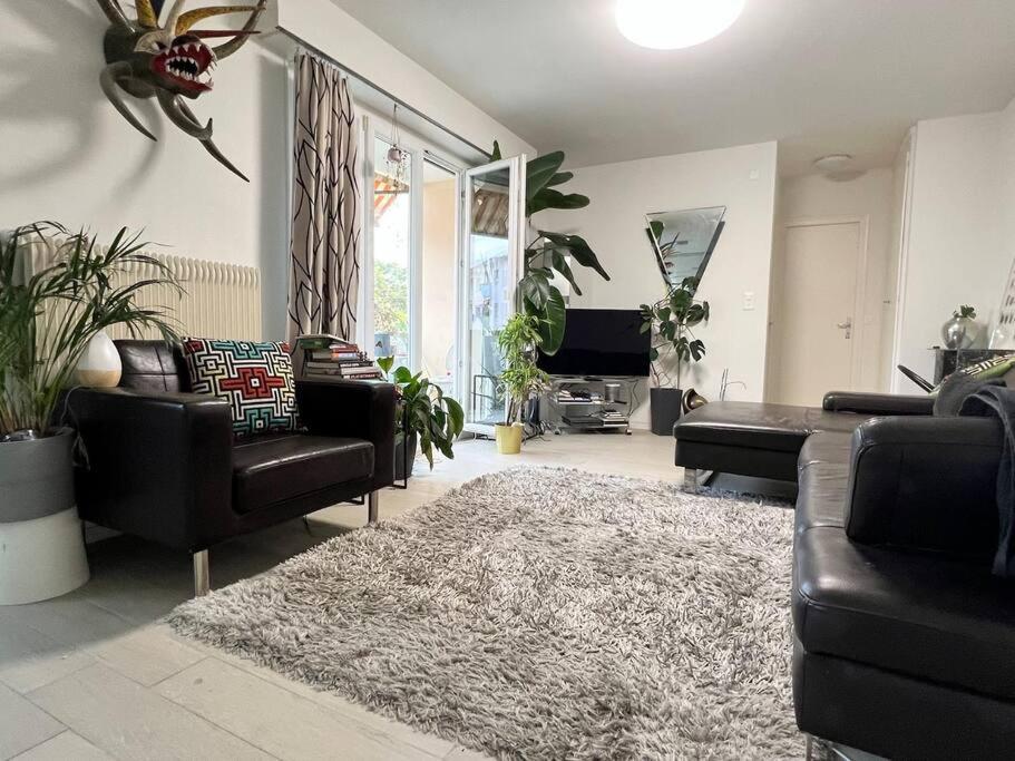uma sala de estar com mobiliário de couro e um tapete em 1 bedroom apartment - business trip em Nyon