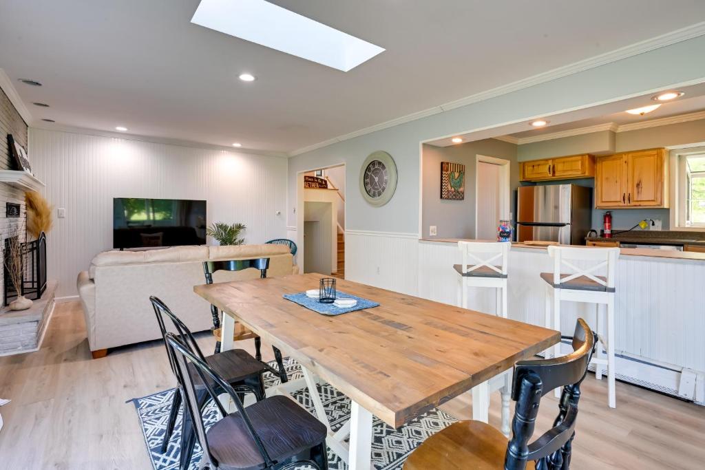 Køkken eller tekøkken på Lexington Home with Sunroom about 1 Mi to Lake Huron!