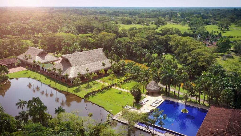 einen Luftblick auf ein Resort mit einem Pool in der Unterkunft Hotel Reserva de Piedemonte in Villavicencio