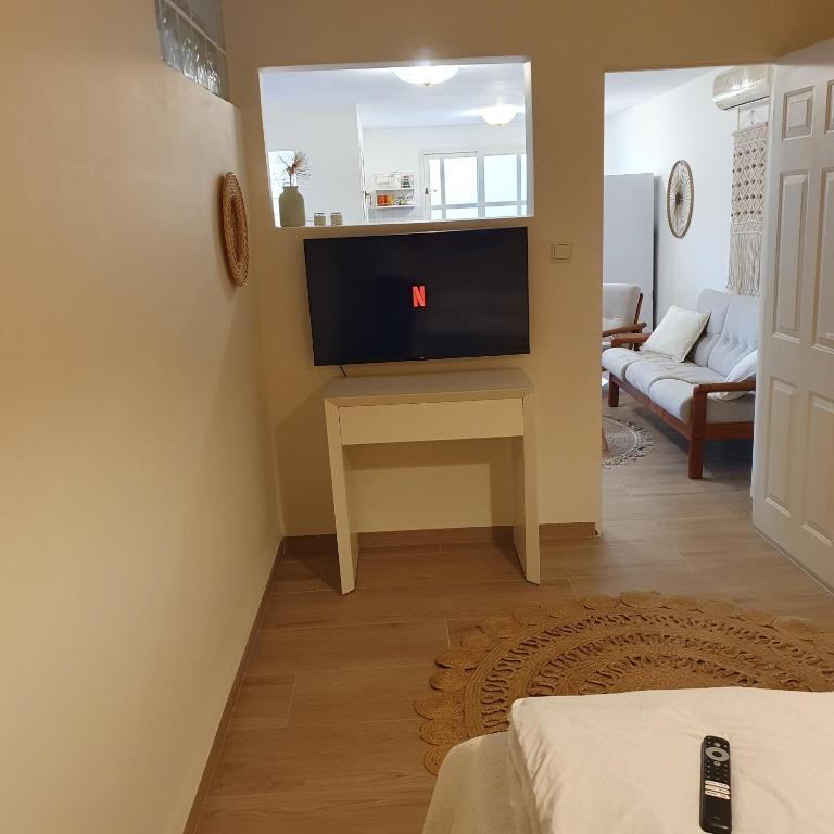 TV a/nebo společenská místnost v ubytování היחידה בגומא