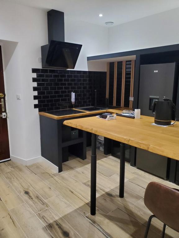 Kuchyň nebo kuchyňský kout v ubytování Chambre d'Hôte Straboni