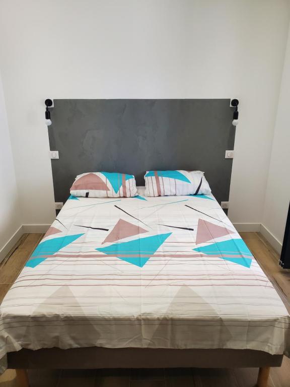 Postel nebo postele na pokoji v ubytování Chambre d'Hôte Straboni