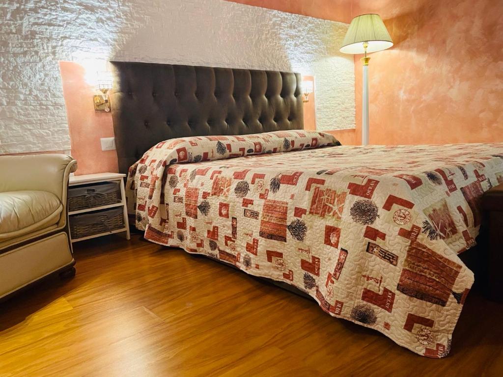 1 dormitorio con 1 cama con edredón en Castelpetroso Bed&Breakfast, en Castelpetroso