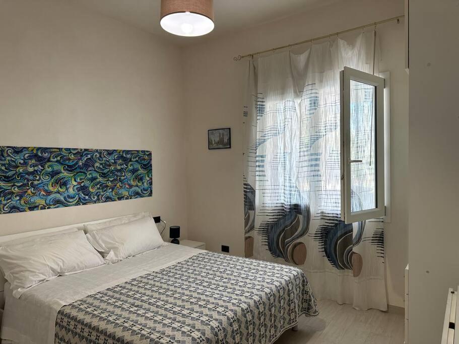 - une chambre avec un lit et une grande fenêtre dans l'établissement LaMarticata-LikesHome StreetView, à Triscina