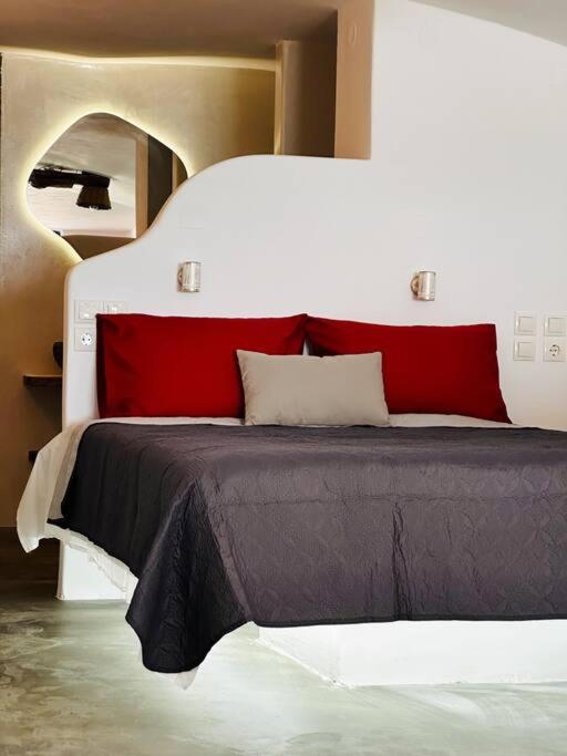 Postel nebo postele na pokoji v ubytování Cave Beach House Milos