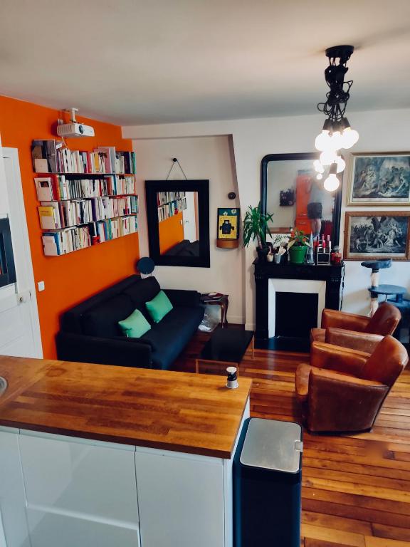 un salon avec un canapé et une cheminée dans l'établissement Bel appartement à Paris, à Paris