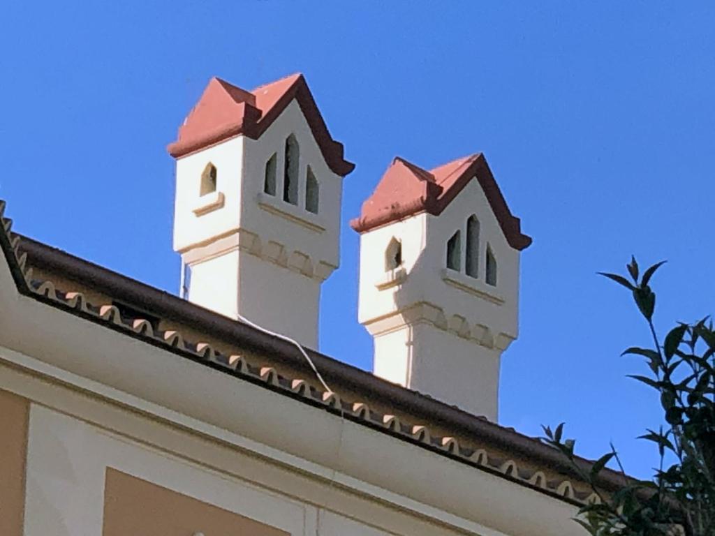 dos torres blancas en la parte superior de un edificio en Garbatella House en Roma
