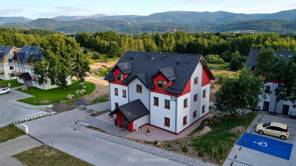 una vista aérea de una casa con techo rojo en Kolorowe Cieplice - Apartamenty z widokiem na Karkonosze en Jelenia Góra