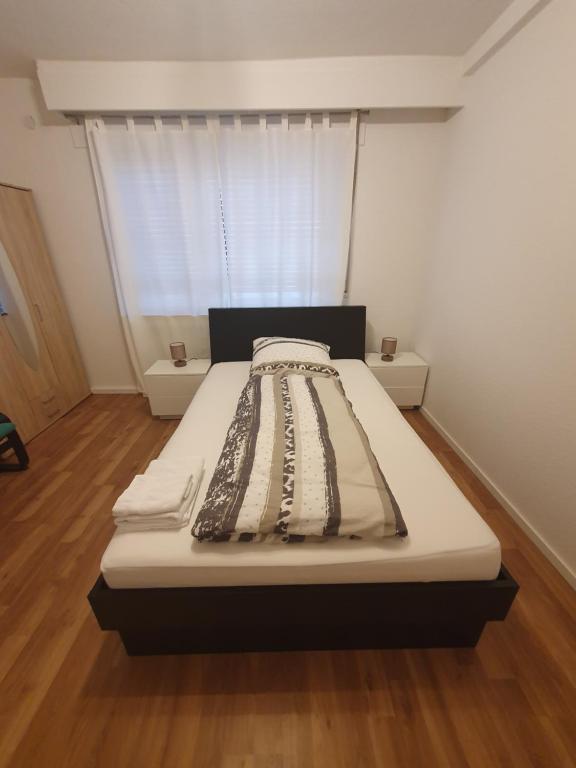 a bed in a small room with a window at Privatzimmer an der Uniklinik Mainz - nur für weibliche Gäste in Mainz