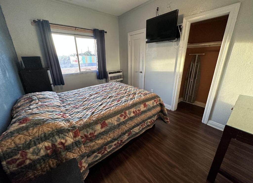 Unity Hotel - No Parking & Rooms Are Upstairs - Standard Queen Room