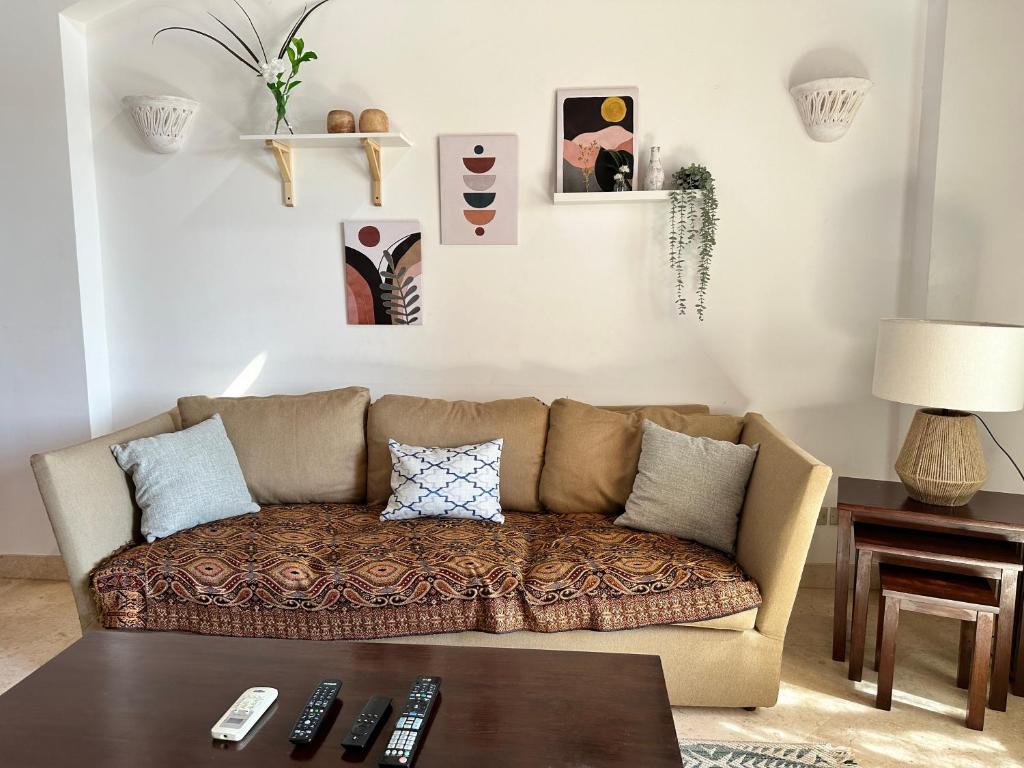 Posezení v ubytování Sabina 1br apartment Lagoon view with shared pool By BFG Beit Fel Gouna