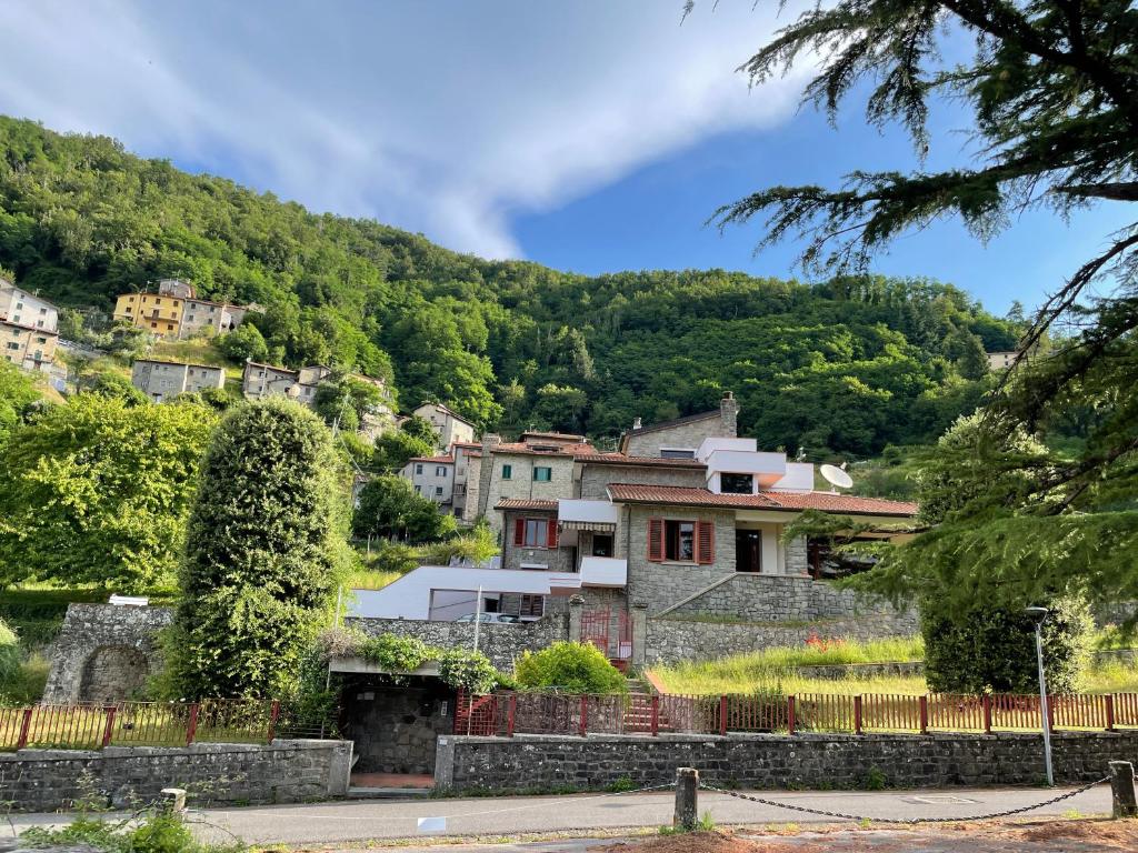 un pequeño pueblo en una colina con casas en Villa Belvedere di Popiglio en Popiglio