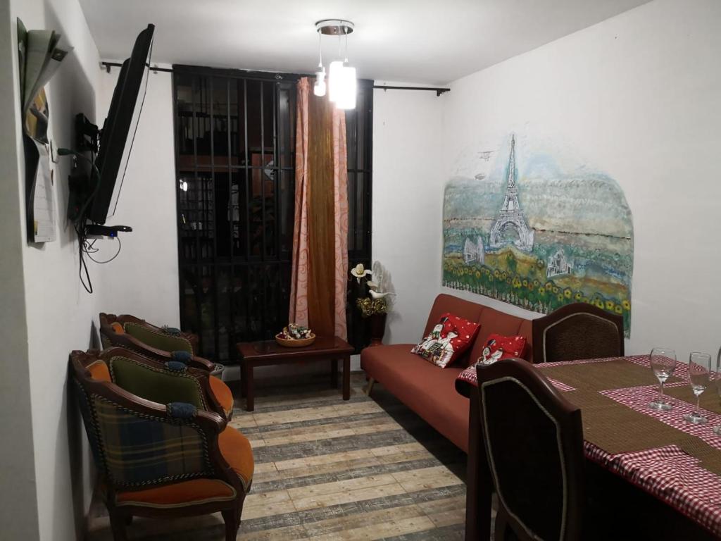 sala de estar con sofá y mesa en Apartamento Jonas, en Ibagué