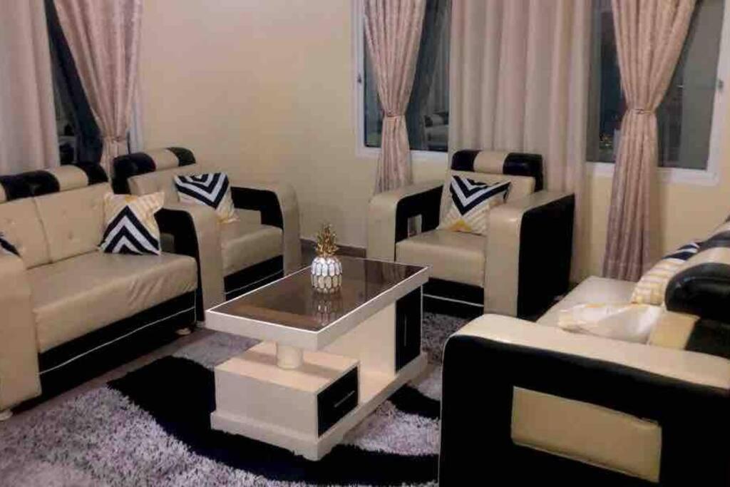 uma sala de estar com sofás e uma mesa de centro em Kajaga Tanganyika em Bujumbura