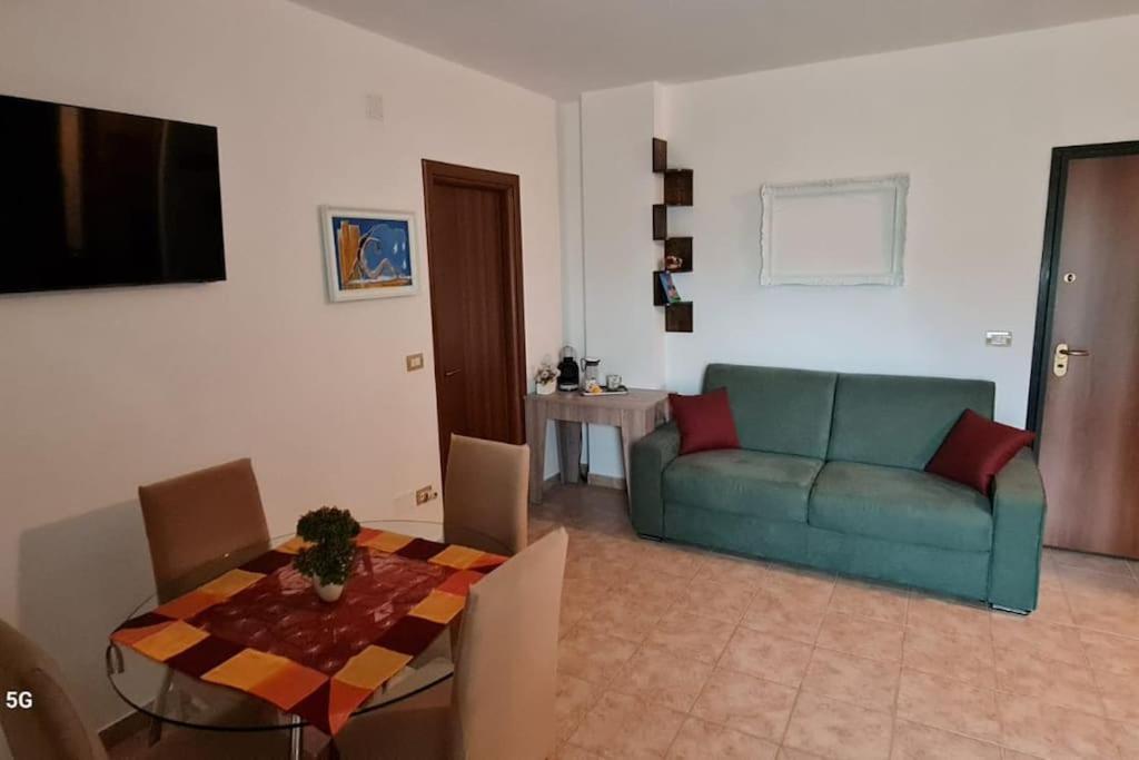 una sala de estar con un sofá y una mesa en LoriCalabria-Appartamento Lorica, en Lorica