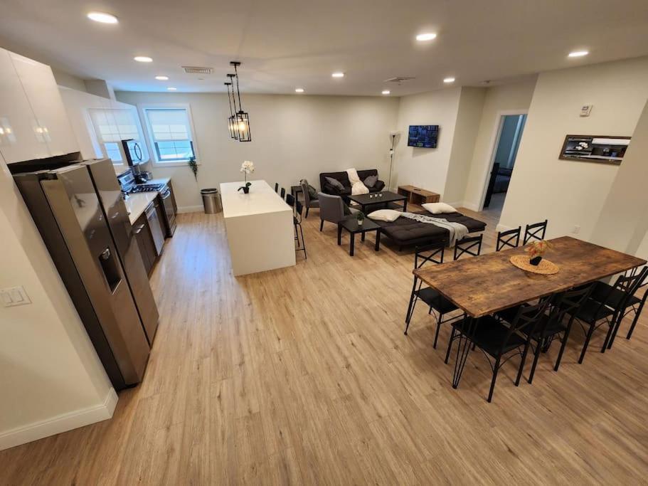 ein großes Wohnzimmer mit einer Küche und einem Esszimmer in der Unterkunft Close to NYC, 10 Guest, Luxurious 3Bedroom Apartment in Union City
