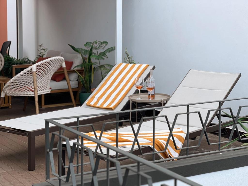 - Sala de estar con mesa y sillas en Madeira Breeze, en Funchal