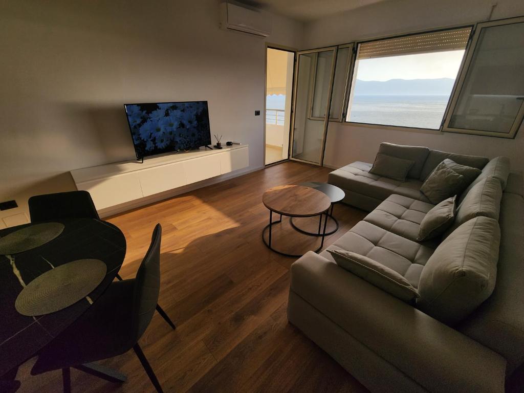 sala de estar con sofá y mesa en Cloud 10 Apartment, en Vlorë