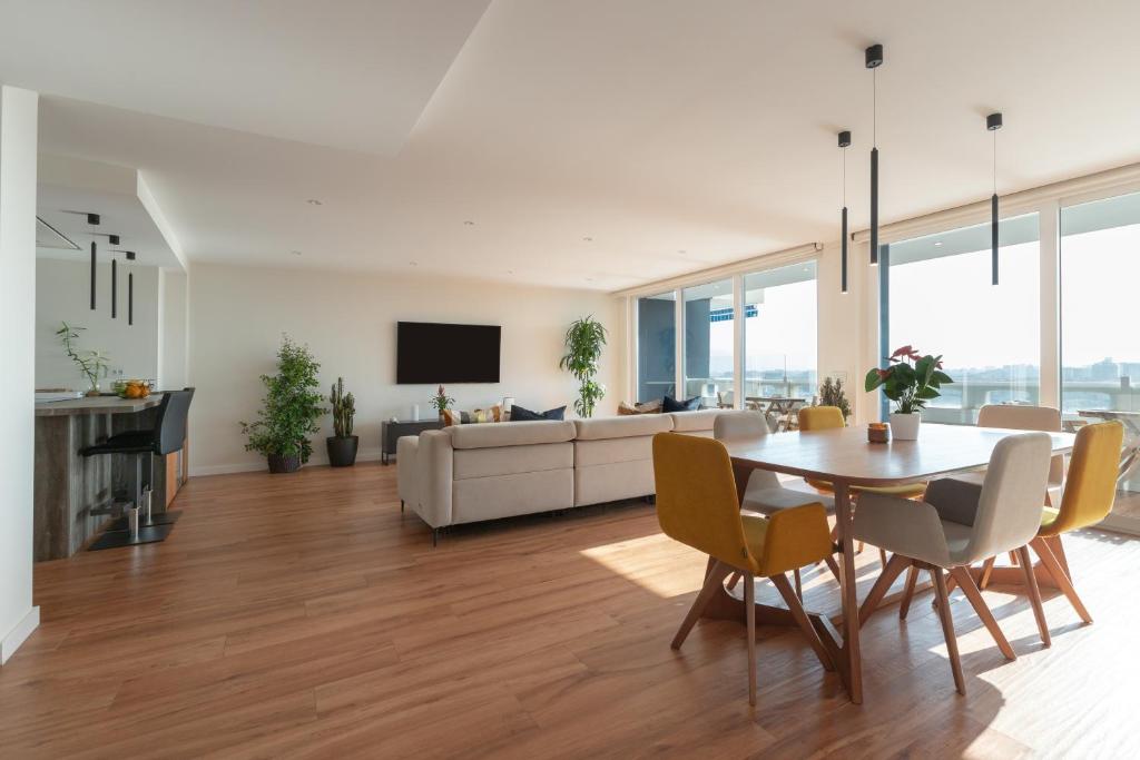 Televízia a/alebo spoločenská miestnosť v ubytovaní Luxury beach/port apartment