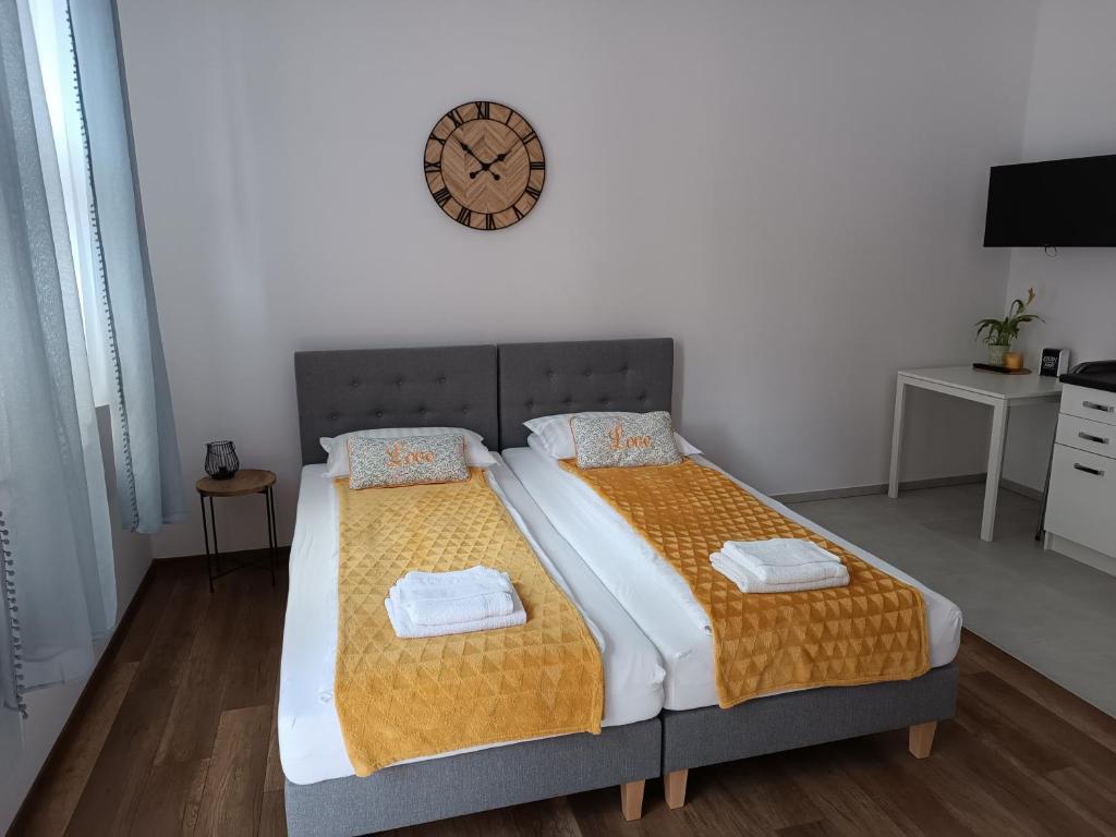 a bedroom with a bed with two towels on it at Nowoczesne mieszkanie w centrum miasta in Nowy Sącz