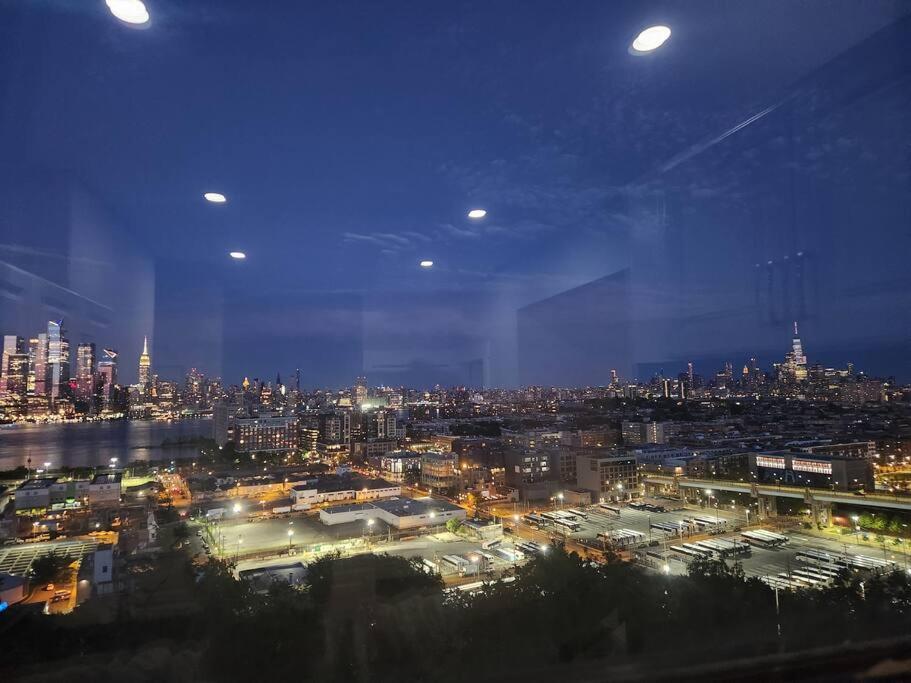 - une vue sur une grande ville la nuit dans l'établissement Elegant 2 bed gem! mins from NYC, à Union City