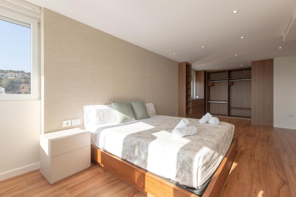 Posteľ alebo postele v izbe v ubytovaní Luxury beach/port apartment