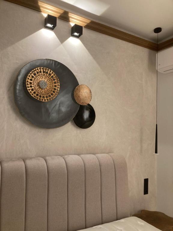 um quarto com um sofá e duas luzes na parede em The MITS luxury apartments em Skiathos