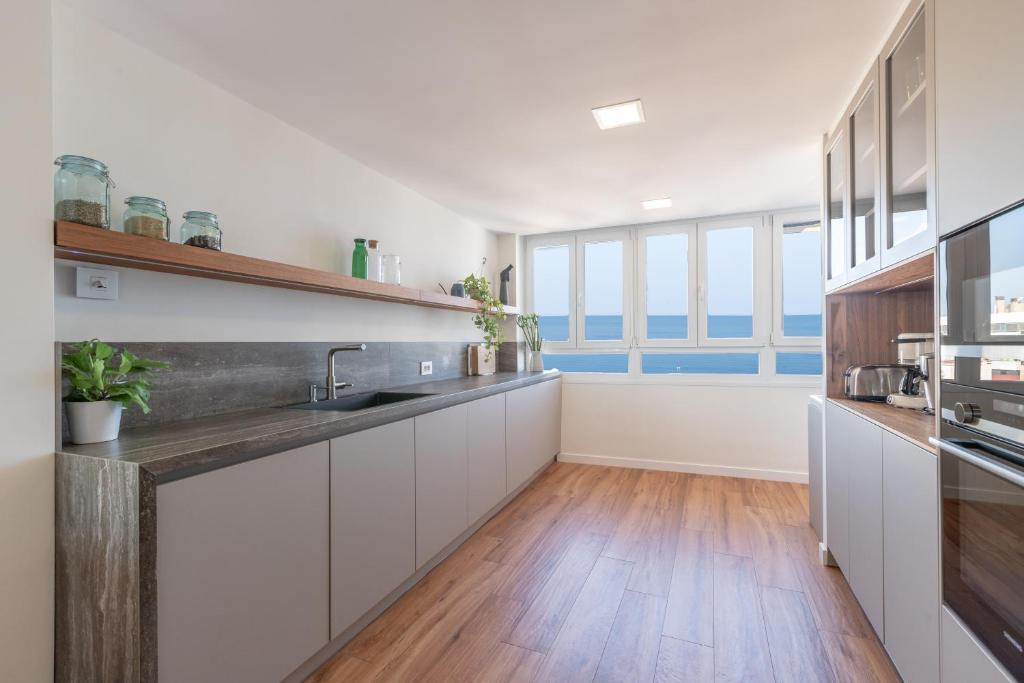 Kuchyňa alebo kuchynka v ubytovaní Luxury beach/port apartment