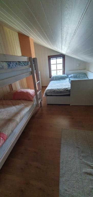 Cette chambre comprend 2 lits superposés et un tapis. dans l'établissement Gîte de Mase sur la rive droite du Val d'Hérens, à Mase