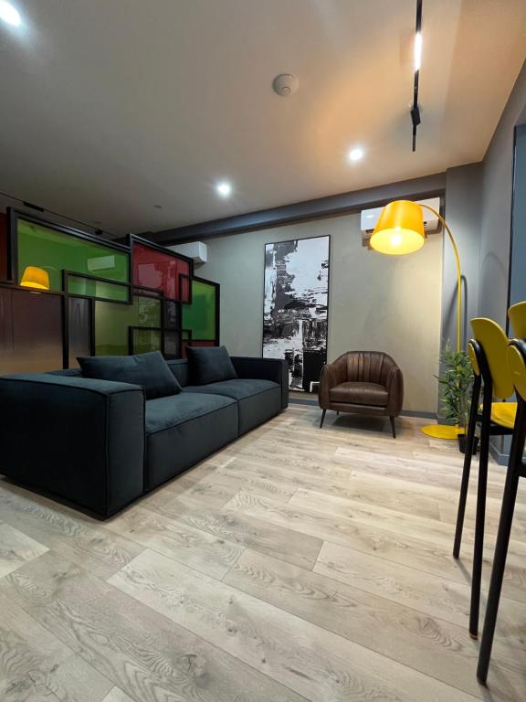 een woonkamer met een bank en een tafel bij Fox Apartments in Tirana